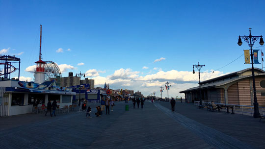 Der Boardwalk auf der Halbinsel Coney Island.