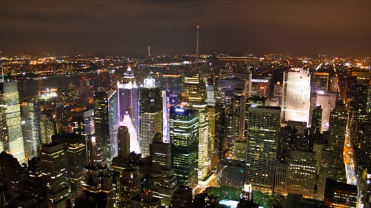 Die New Yorker Skyline bei Nacht.