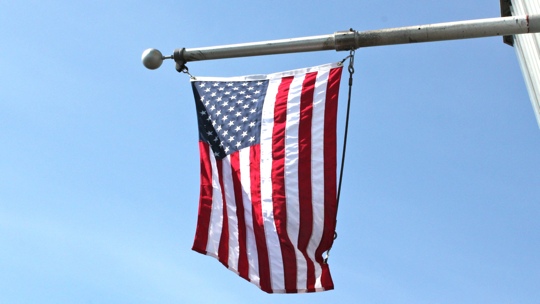 Die Flagge der USA weht am Empire State Building.